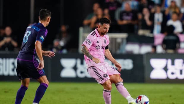 Lionel Messi y el mediocampista del Charlotte FC Ashley Westwood